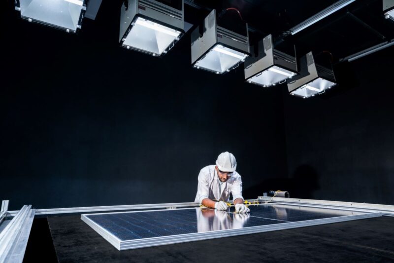 Prüfer eines PV-Moduls in Laborumgebung.