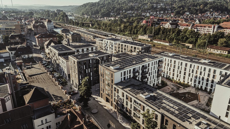 Zu sehen ist eine Luftaufnahme vom Klimaquartier Neue Weststadt in Esslingen mit Photovoltaik-Anlagen auf den Dächern der Gebäude.