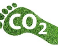 Ein grüner Fußabdruck in Rasenform mit der Aufschrift CO2 , Deutschland reduziert seine Emissionszertifikate.