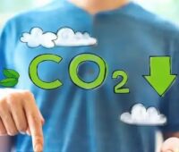 Im Bild ein Finger und die Aufschrift CO2 runter als Symbol für die Treibhausgasemissionen in Deutschland.