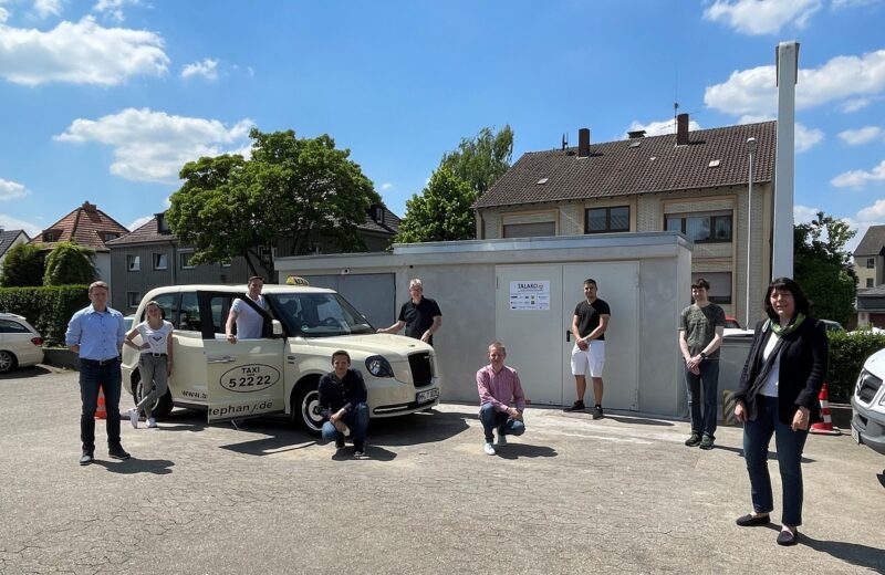 Zu sehen ist das Forschungsteam des Lehrstuhls für Internationales Automobilmanagement der Universität Duisburg-Essen bei der Inbetriebnahme der Prototypanlage für induktives Laden in Mühlheim.