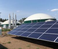 ZU sehen ist eine Biogasanlage mit PV-Anlage. Ob sich Biogas durch Methanisierung aufwerten lässt, soll erforscht werden.