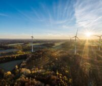 Windpark im Binnenland bei aufgehender Sonne.