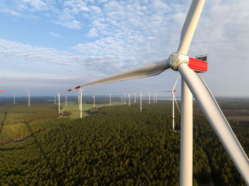 Blick über Windpark im Flachland von Höhe der Nabe einer Windanlage.