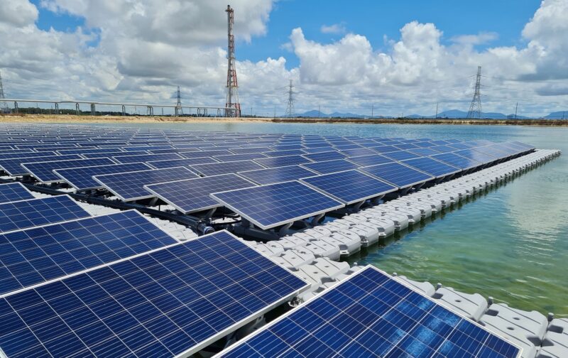 Zu sehen ist eine schwimmende Photovoltaik-Anlage. Der Bunderrat fordert, die 15-Prozent-Flächenbeschränkung für Floating-PV zu streichen.