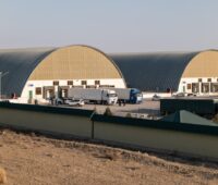 Logistikhallen mit LKWs in Usbekistan.