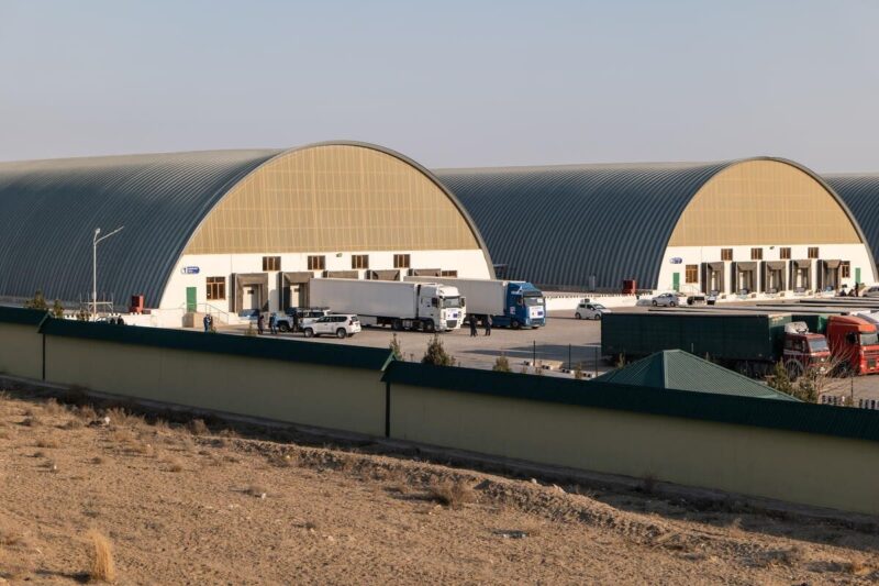 Logistikhallen mit LKWs in Usbekistan.
