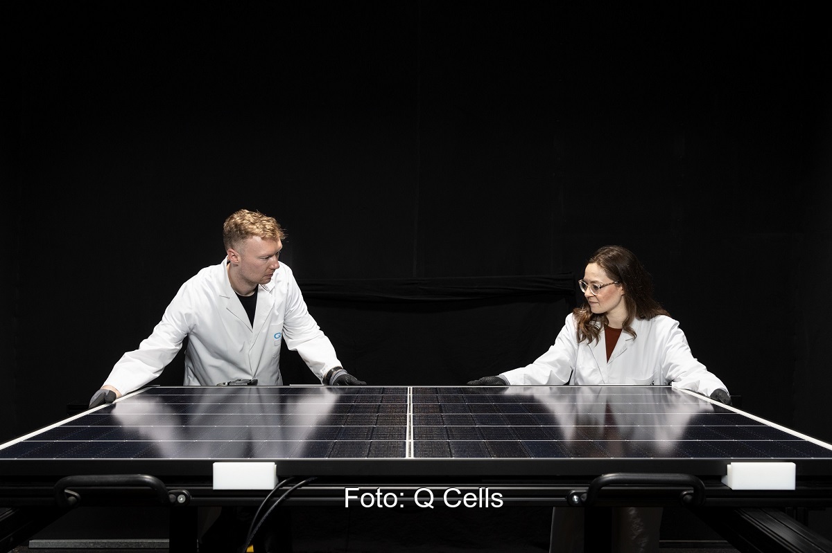 Zu sehen sind Mitarbeiter in der Produktion. Q Cells führt die Spitzenposition auf dem US-Photovoltaikmarkt auf Qualität zurück.