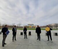 Fünf Personen auf dem Platz vor dem Deutschen Bundestag.