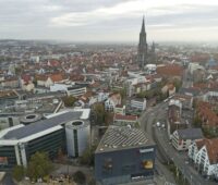 Ulm setzt auf Photovoltaik und Solarthermie. Zu sehen ist die Ulmer Innenstadt mit dem Ulmer Münster.