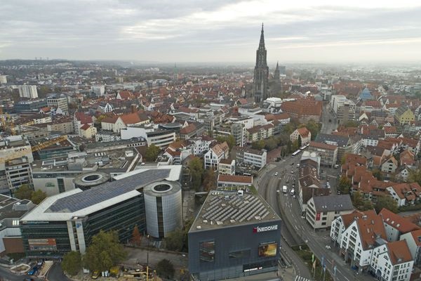 Ulm setzt auf Photovoltaik und Solarthermie. Zu sehen ist die Ulmer Innenstadt mit dem Ulmer Münster.