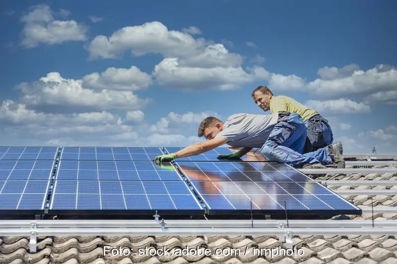 Zu sehen ist die Installation einer PV-Anlage. Den Deutschen ist der Ausbau erneuerbarer Energien wichtig.