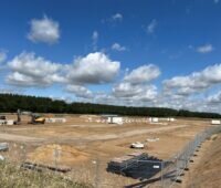 Baustelle auf braunen Baugrund im ländlichen Raum.