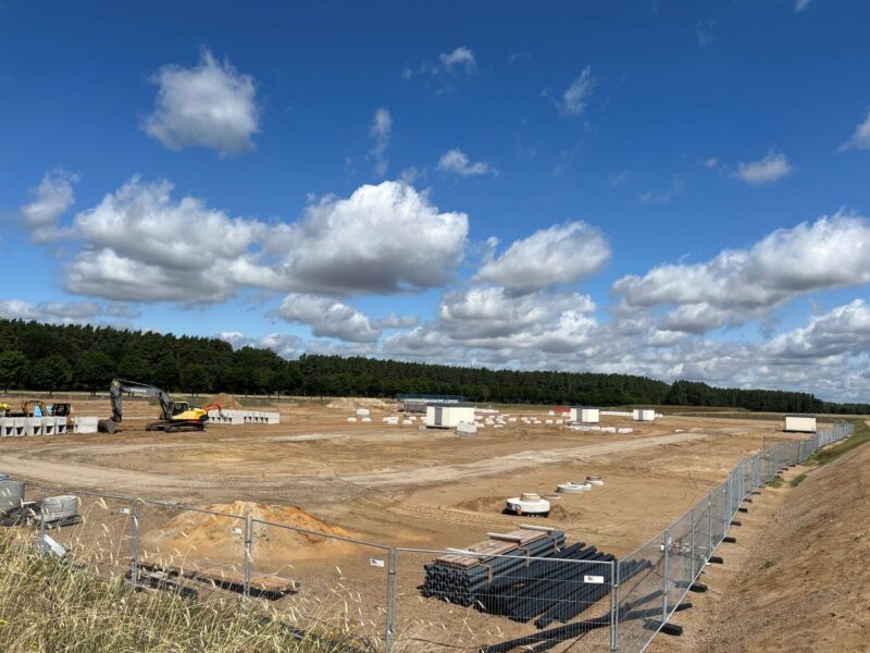 Baustelle auf braunen Baugrund im ländlichen Raum.