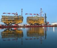 Zwei Umspannwerke für Offshore-Windanlagen auf einem Kai.