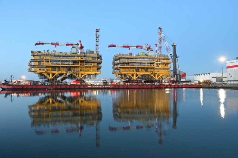 Zwei Umspannwerke für Offshore-Windanlagen auf einem Kai.