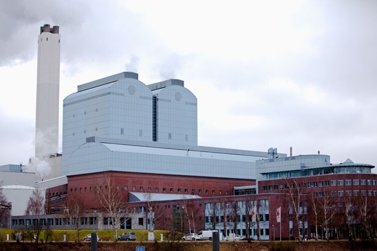 Zu sehen ist das Heizkraftwerk Tiefstack in Hamburg, das von Steinkohle auf Erdgas oder Holz als Brennstoff umgerüstet werden soll.