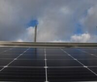 Zu sehen ist eine Photovoltaik-Anlage. Solarzellen auf der Basis von Perowskit-Dünnschichten haben in Zukunft das Potenzial kostengünstig und effizient zu sein.
