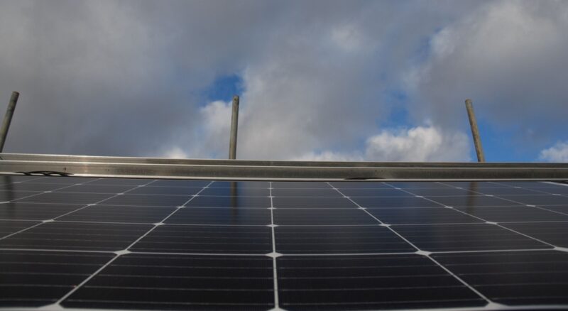 Zu sehen ist eine Photovoltaik-Anlage. Solarzellen auf der Basis von Perowskit-Dünnschichten haben in Zukunft das Potenzial kostengünstig und effizient zu sein.