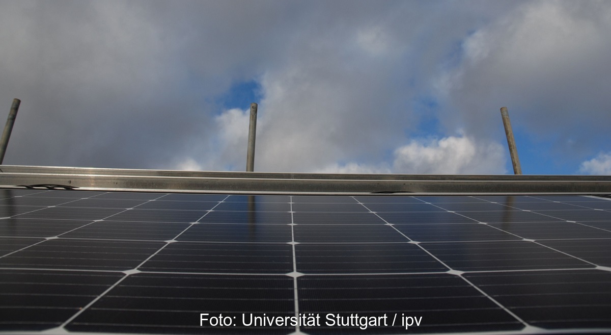 Zu sehen ist eine Photovoltaik-Anlage. Solarzellen auf der Basis von Perowskit-Dünnschichten haben in Zukunft das Potenzial kostengünstig und effizient zu sein.