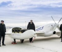 Zu sehen sind Baden-Württembergs Verkehrsminister Winfried Hermann, Hy4-Projektleiter Prof. Josef Kallo und Flughafengeschäftsführer Walter Schoefer bei der Präsentation vom Brennstoffzellen-Flugzeug.