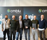 Sechs Personen im Jobumfeld vor Schriftzügen CMBlu und Uniper.