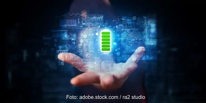 Eine Hand mit schwebender Batterie, Photobatterien gelten als Energietechnologie der Zukunft.