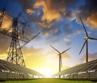 Zu sehen sind Photovoltaik-Module und Windenergieanlagen, die auch bei Extremwetter genug erneuerbare Energien für die Stromversorgung liefern können, wenn mehr Flexibilität etwa durch Speicher im Netzt realisiert wird.