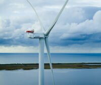 Vestas 15MW-Windturbine mit Blick auf Wasser im Hintergrund