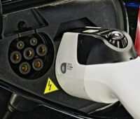 Ladekabel für bidirektionalen Energietransfer in einem Anschluß am Elektrofahrzeug.