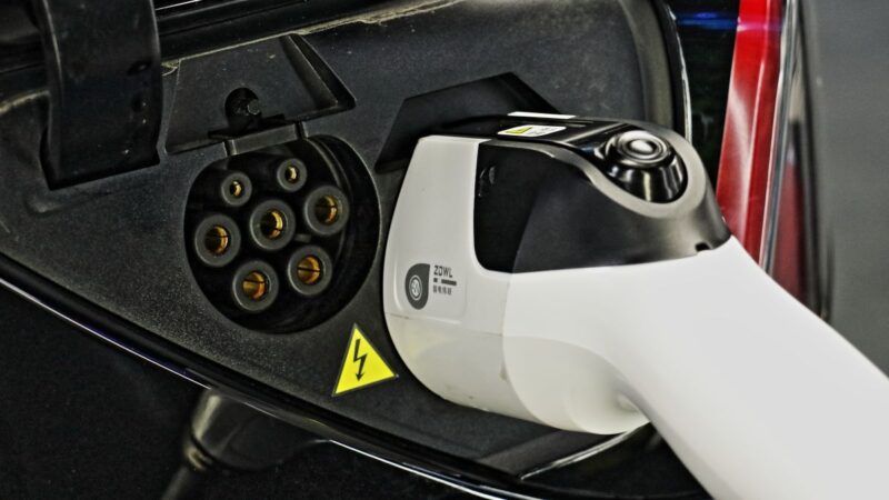 Ladekabel für bidirektionalen Energietransfer in einem Anschluß am Elektrofahrzeug.