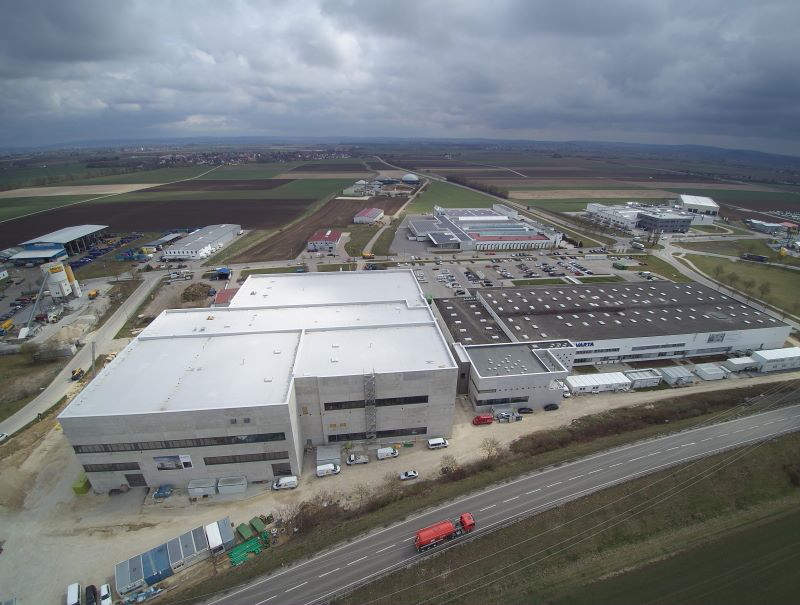 Luftbild neuer Fabrikgebäude in einem Gewerbegebiet an der Autobahn.