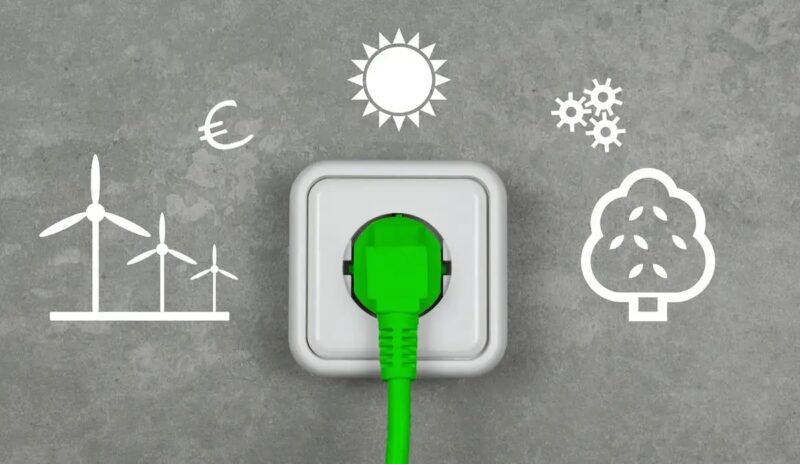 Ein grüner Schuko-Stecker, ein Balkonkraftwerk (Steckersolargerät) darf nach der neuen VDE-Produktnorm mit einem modifizierten Schuko-Stecker ausgestattet werden.