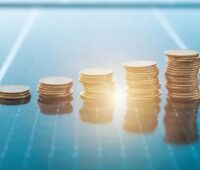 Geldmünzen auf Photovoltaik-Modulen, die finanzielle Beteiligung von Kommunen an Windenergie und Photovoltaik ist in Sachsen umstritten.