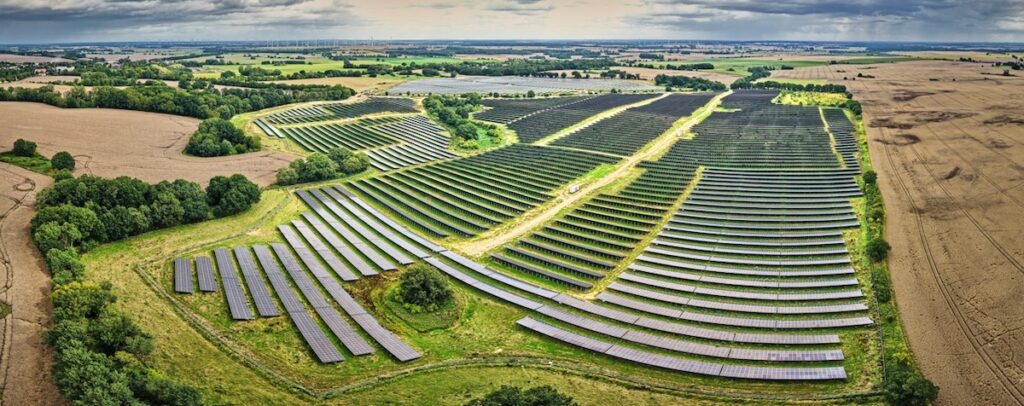 Drohnensicht in Vogelperspektive auf den Solarpark in Landschaft