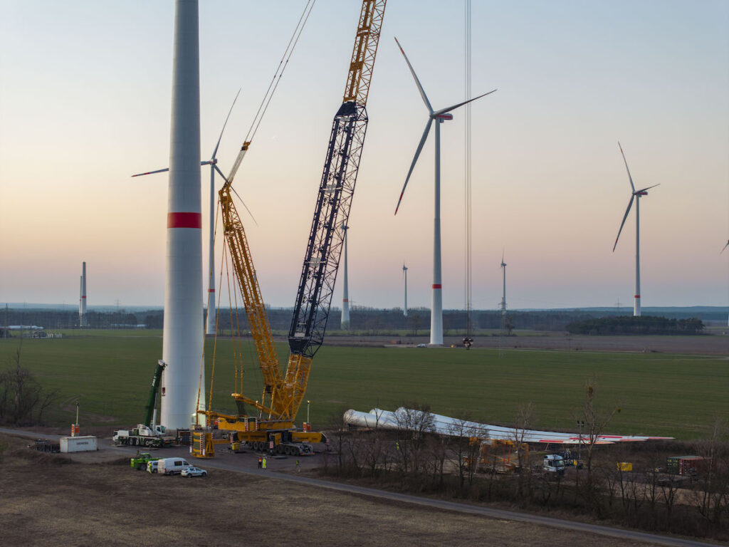 Aufnahme vom Bau des Windparks Elster mit Kran und Windkraftanlagen im Hintergrund.
