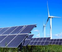 Im Bild Photovoltaik-Module und Windenergieanlagen als Symbol für das geplante 450-MW-Hybridprojekt aus Photovoltaik und Windenergie der VSB Gruppe in Finnland.