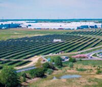 Luftbild des VW-Werks in Polen - im Vordergrund die Photovoltaik-Freiflächenanlage