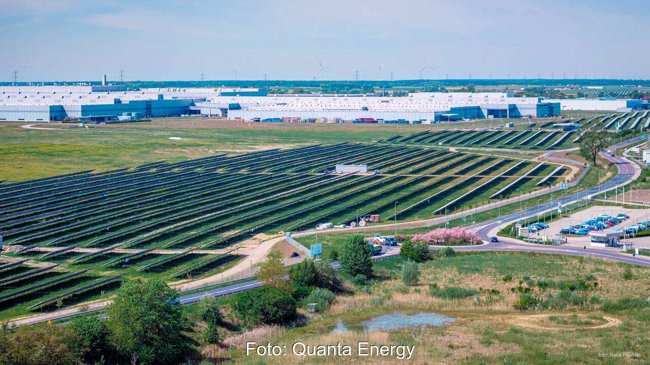 Luftbild des VW-Werks in Polen - im Vordergrund die Photovoltaik-Freiflächenanlage