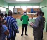 ZU sehen ist Projektmanager Dennis Wiredu Asare im Solarschulungszentrum in Ghana.