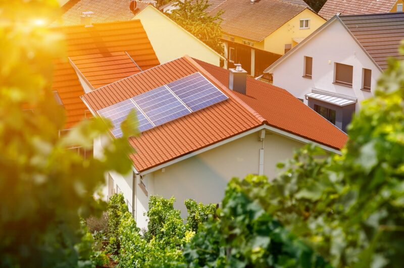 Zu sehen ist ein Hausdach mit Photovoltaik-Anlage. Ein digitaler Wegweiser für Betreiber von Ü20-Solaranlagen hilft weiter.