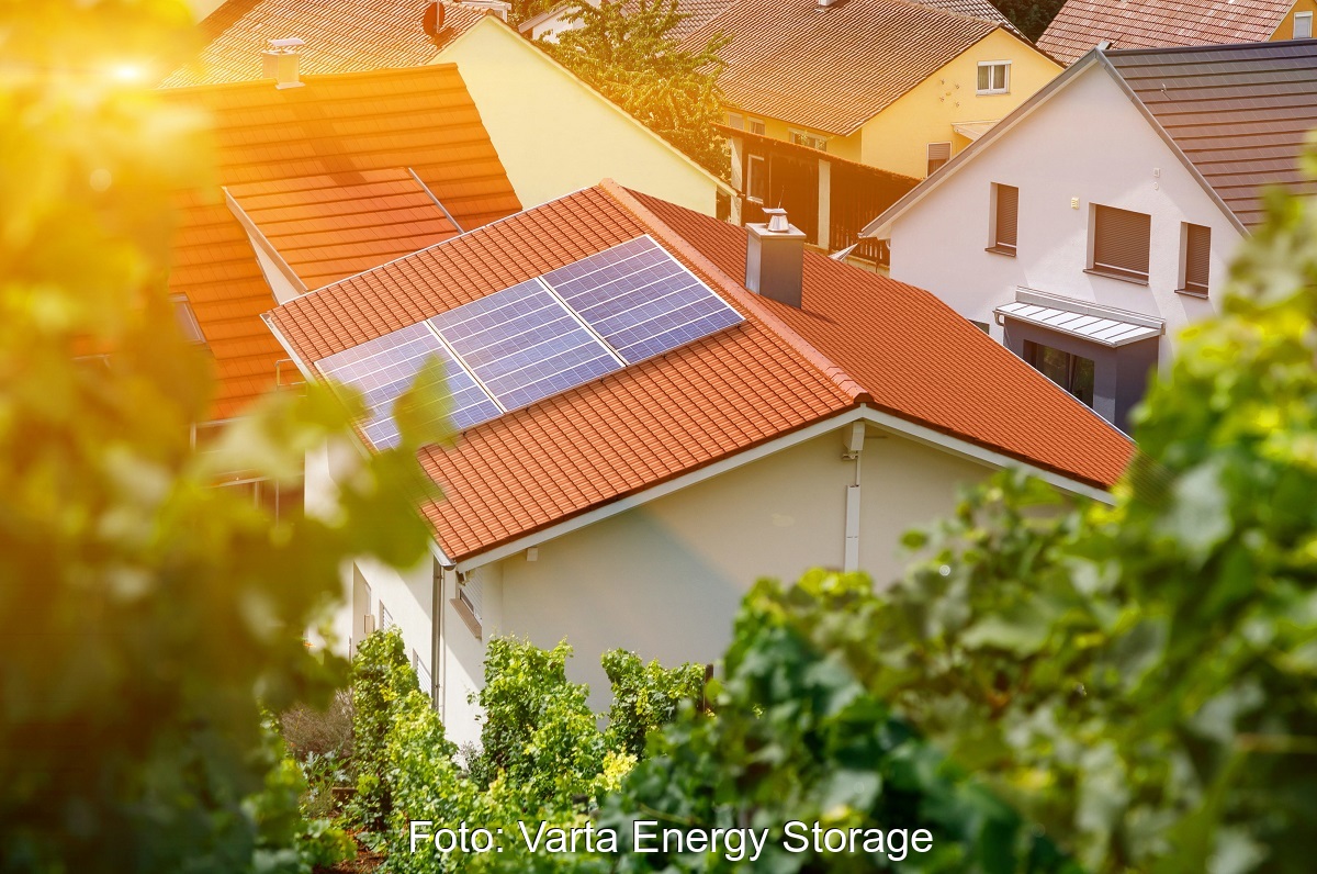 Zu sehen ist ein Hausdach mit Photovoltaik-Anlage. Ein digitaler Wegweiser für Betreiber von Ü20-Solaranlagen hilft weiter.