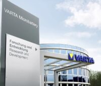 Zu sehen ist ein Gebäude von Varta, der Umsatz des Stromspeicher-Spezialisten ist im 1. Halbjahr 2021 gestiegen.
