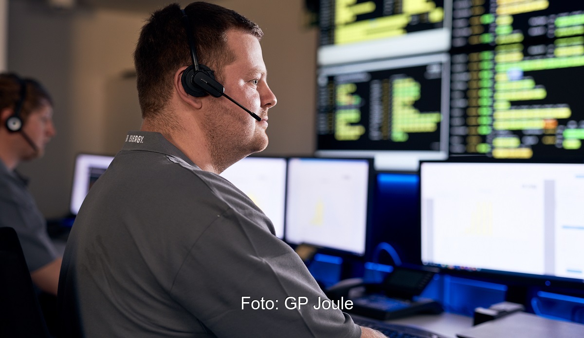 Zwei Männer in einer Kontrollzentrale vor dem Bildschirm, GP Joule übernimmt die technische Betriebsführung von Vattenfall-Photovoltaik-Solarparks.