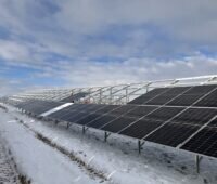 Solarpark im Schnee, lange Modulreihen.