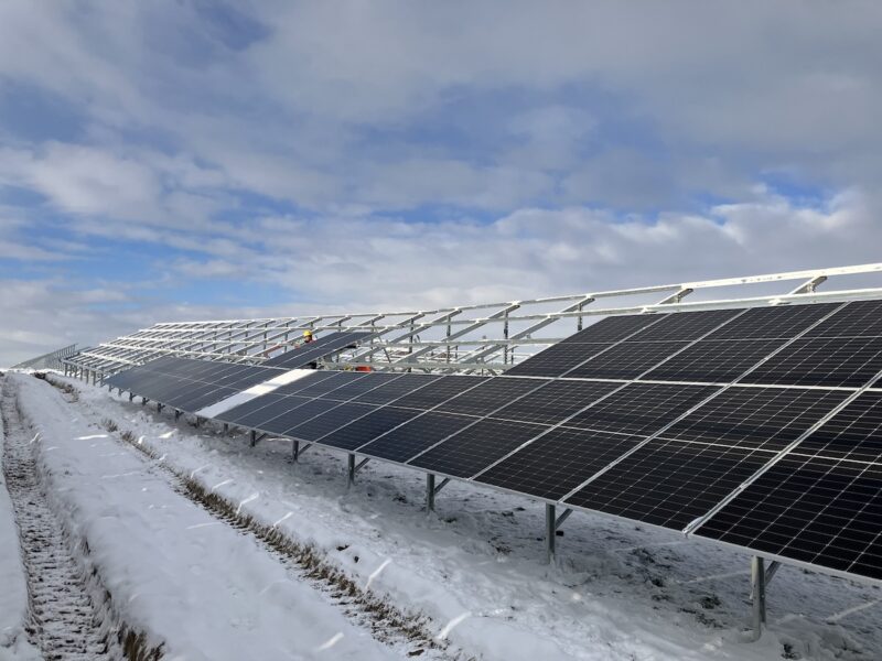 Solarpark im Schnee, lange Modulreihen.