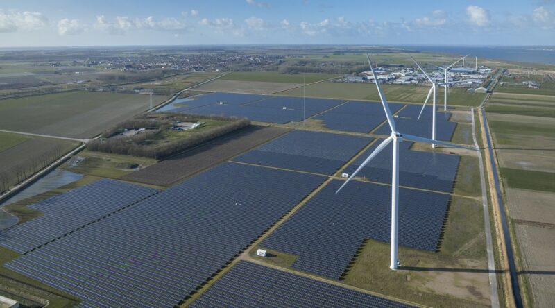 Zu sehen ist das Vollhybrid-Kraftwerk, das Vattenfall im niederländischen Haringvliet gebaut hat.