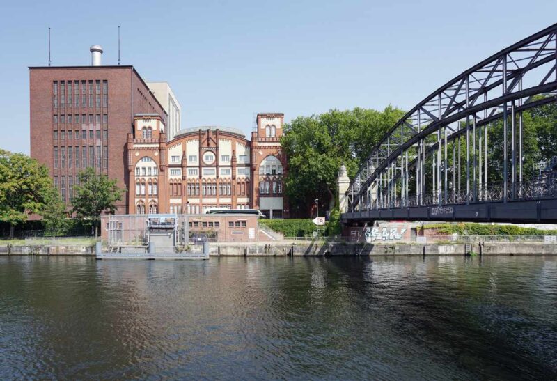 Wärmezentrale am Kanal im Jahrhundertwende-Ziegelbau-Stil.