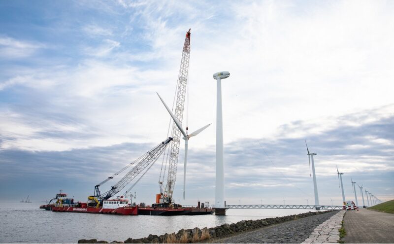 Zu sehen ist der Rückbau des niederländischen Windparks „Irene Vorrink“, die Rotorblätter sollen dem Recycling zugeführt werden.