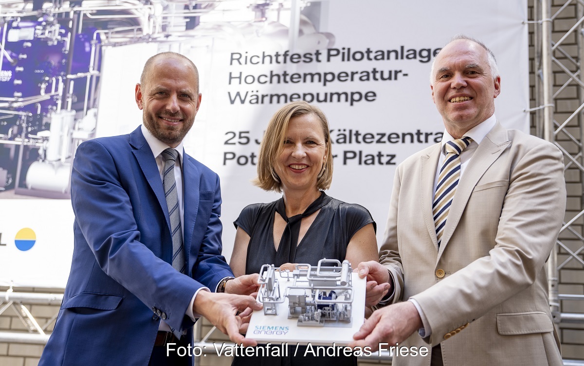 Zu sehen sind Offizielle von Siemens Energy uns Vattenfall beim Richtfest für die Hochtemperatur-Wärmepumpe am Potsdamer Platz.